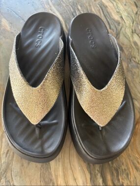NEW CROCS Women's Gold Glitter Wedge Thong Sandals